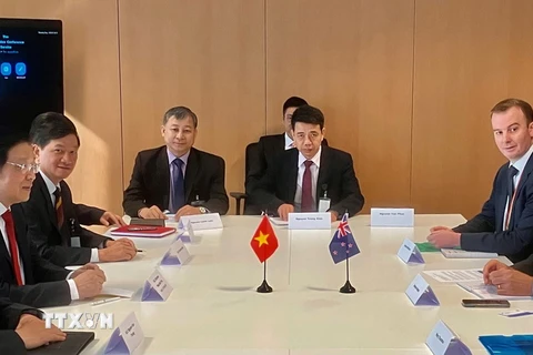 Đoàn đại biểu cấp cao Đảng Cộng sản Việt Nam làm việc với Bộ Ngoại giao và Thương mại New Zealand. (Ảnh: TTXVN phát)