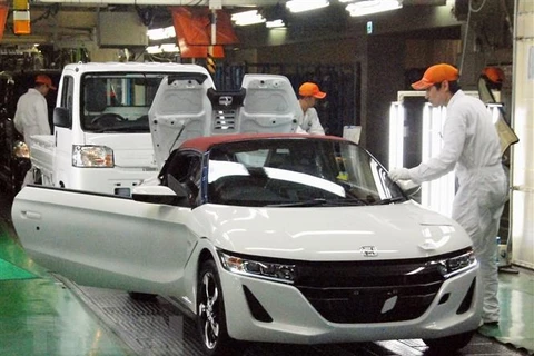 Công nhân làm việc tại nhà máy sản xuất ôtô của Honda ở chi nhánh Yokkaichi, tỉnh Mie, Nhật Bản. (Ảnh: Kyodo/TTXVN)