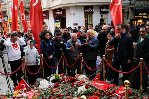 Người dân đặt hoa để tưởng nhớ các nạn nhân của vụ nổ ngày 15/11 vừa qua trên Đại lộ Istiklal. (Nguồn: Reuters)
