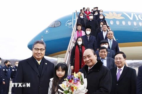 [Photo] Chủ tịch nước Nguyễn Xuân Phúc tới Hàn Quốc