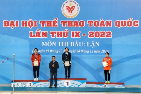 Trao giải nội dung Lặn vòi hơi chân vịt 100m nữ, huy chương Vàng thuộc về Cao Thị Duyên (Thanh Hóa), đồng thời phá kỷ lục quốc gia ở môn này. (Ảnh: Tuấn Đức/TTXVN)