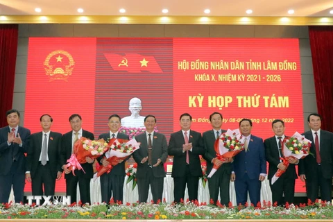 Ông Võ Ngọc Hiệp (người thứ 3 bên trái) được bầu làm Phó chủ tịch UBND tỉnh Lâm Đồng. (Ảnh: Chu Quốc Hùng/TTXVN)