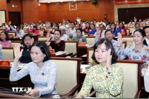 Các đại biểu HĐND Thành phố Hồ Chí Minh khóa X, nhiệm kỳ 2021-2026 biểu quyết thông qua Nghị quyết về giám sát chuyên đề về thực hiện tổ chức chính quyền đô thị tại Thành phố Hồ Chí Minh. (Ảnh: Xuân Khu/TTXVN)