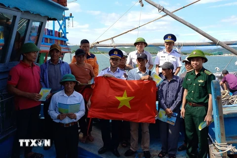 Lực lượng Cảnh sát biển tuyên truyền Luật Cảnh sát biển Việt Nam, Luật Thủy sản, tuyên truyền về IUU....cho ngư dân. (Ảnh minh họa: Đức Thọ/TTXVN)