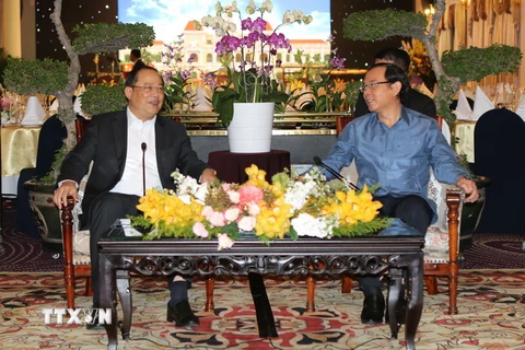 Bí thư Thành ủy Thành phố Hồ Chí Minh Nguyễn Văn Nên tiếp Phó Thủ tướng Lào Sonexay Siphandone. (Ảnh: Thanh Vũ/TTXVN)