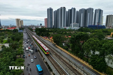 Tàu điện Metro Nhổn-ga Hà Nội chạy qua phố Hồ Tùng Mậu. (Ảnh: Tuấn Anh/TTXVN)
