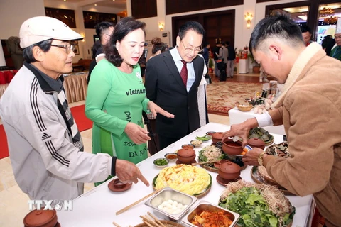 Giới thiệu món ẩm thực Mỳ quảng của Quảng Nam tại buổi họp báo. (Ảnh: Trần Lê Lâm/TTXVN)