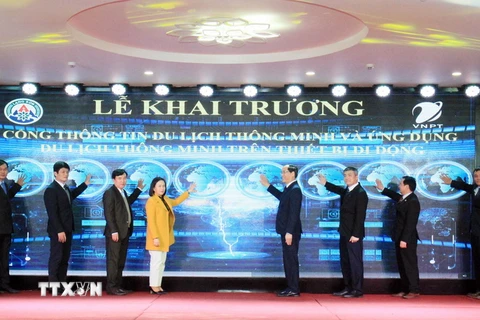 Các đại biểu ấn nút khai trương “Cổng thông tin du lịch thông minh và ứng dụng du lịch thông minh trên thiết bị di động.” (Ảnh: Thái Thuần/TTXVN)