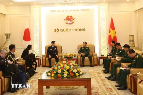Trung tướng Trịnh Văn Quyết tiếp đoàn đại biểu Trường Lý luận Chính trị QĐND Lào. (Ảnh: TTXVN/phát)