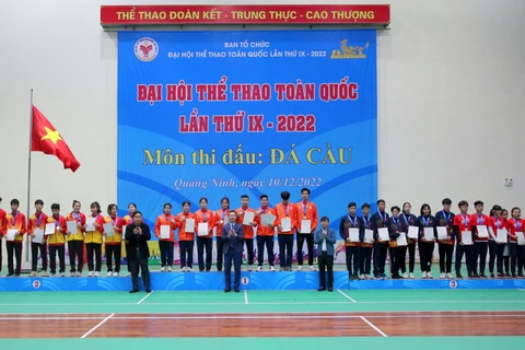 Ban Tổ chức trao huy chương cho các vận động viên xuất sắc của giải đấu. (Nguồn: báo Quảng Ninh)
