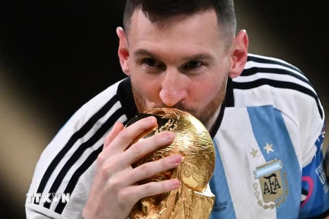 Giây phút cầu thủ vĩ đại nhất trong lịch sử Lionel Messi được hôn lên Cup vô địch World Cup 2022. (Ảnh: AFP/TTXVN)