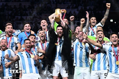 Giây phút đăng quang vô địch World Cup 2022 của cầu thủ vĩ đại nhất trong lịch sử Lionel Messi (giữa) cùng các đồng đội Argentina. (Ảnh: AFP/TTXVN)