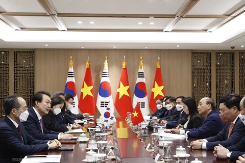 Chủ tịch nước Nguyễn Xuân Phúc hội đàm với Tổng thống Hàn Quốc Yoon Suk-yeol. (Ảnh: Thống Nhất/TTXVN)