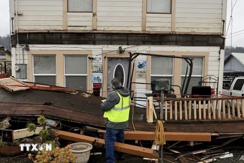 Một ngôi nhà bị hư hại sau trận động đất tại Rio Dell, bang California, Mỹ ngày 20/12/2022. (Ảnh: AP/TTXVN)