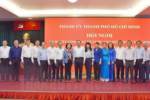 Bà Trương Thị Mai và ông Nguyễn Văn Nên cùng các đại biểu chụp hình lưu niệm. (Nguồn: Đảng bộ Thành phố Hồ Chí Minh)