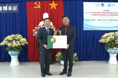 Lãnh đạo hai thành phố trao tặng quà kỷ niệm. (Nguồn: Thành phố Lâm Đồng)