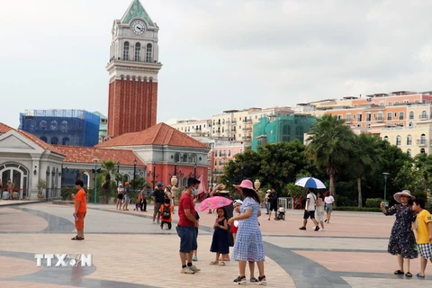 Du khách tham quan khu cáp treo An Thới-Hòn Thơm, thành phố Phú Quốc, tỉnh Kiên Giang. (Ảnh: Lê Huy Hải/TTXVN)