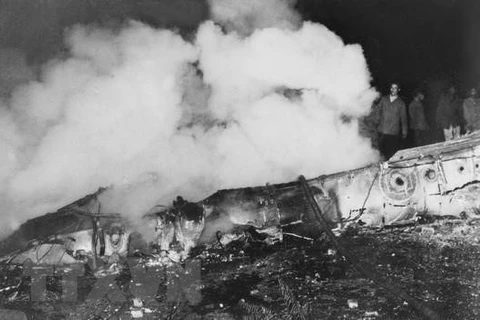 Xác máy bay ném bom B-52 của Mỹ bị quân và dân Hà Nội bắn rơi đêm 26/12/1972. (Ảnh: TTXVN)