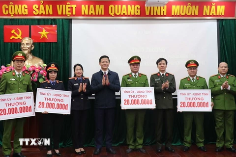 Phó Chủ tịch Thường trực UBND tỉnh Bắc Ninh Vương Quốc Tuấn (thứ 3 từ trái) trao thưởng cho các tập thể xuất sắc trong công tác điều tra, phá án. (Ảnh: Thái Hùng/TTXVN)
