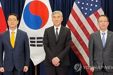 Nhà đàm phán hạt nhân hàng đầu của Seoul Kim Gunn (trái) và những người đồng cấp Hoa Kỳ Sung Kim (giữa) cùng người đồng cấp Nhật Bản Takehiro Funakoshi chụp ảnh chung tại Jakarta, ngày 13/12/2022. (Nguồn: Yonhap)