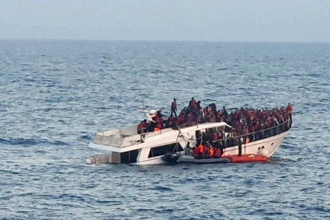 Thuyền chở người di cư chìm trên Địa Trung Hải ngày 31/12/2022. (Ảnh: AFP/TTXVN)