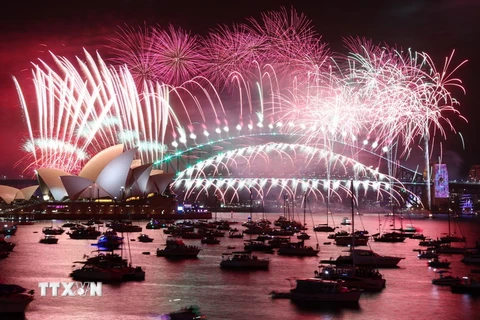 Khoảng hơn một triệu người đã tập trung tại bến cảng thành phố Sydneycủa Australia, tiễn biệt năm 2022, chào đón Năm mới 2023 với màn trình diễn pháo hoa lung linh sắc màu, ngày 1/1/2023. (Ảnh: AFP/TTXVN)