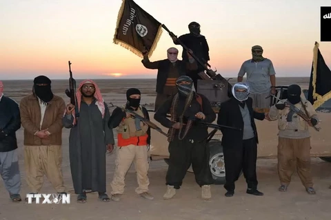 Các tay súng lực lượng "Nhà nước Hồi giáo" (IS) tự xưng. (Ảnh: AFP/TTXVN)