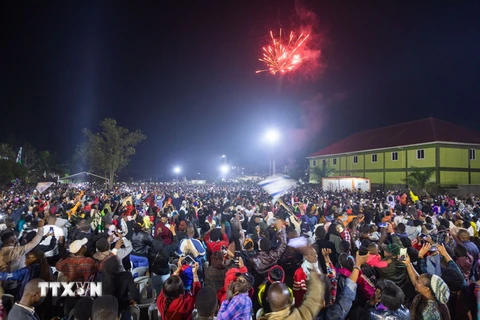 Người dân xem pháo hoa đón Năm mới tại Kampala, Uganda, ngày 1/1/2023. (Ảnh: AFP/TTXVN)