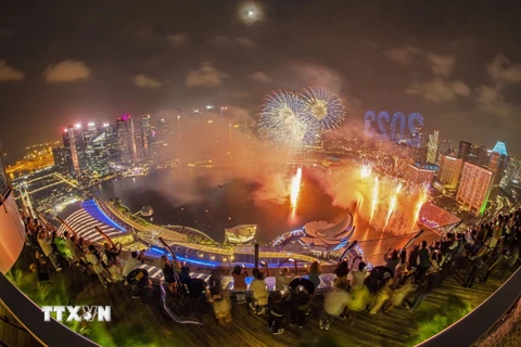 [Photo] Nhiều nước bắn pháo hoa, trang hoàng đẹp chào đón Năm mới 2023
