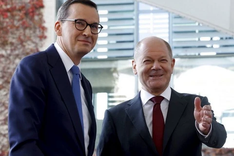 Thủ tướng Đức Olaf Scholz chào đón Thủ tướng Ba Lan Mateusz Morawiecki tại Berlin, Đức hồi tháng 10/2022. (Nguồn: Euronews)