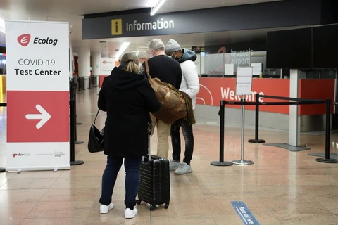 Hành khách xếp hàng chờ xét nghiệm COVID-19 tại một địa điểm xét nghiệm mới ở Sân bay Brussels, Bỉ ngày 2/1/2021. (Nguồn: Reuters)