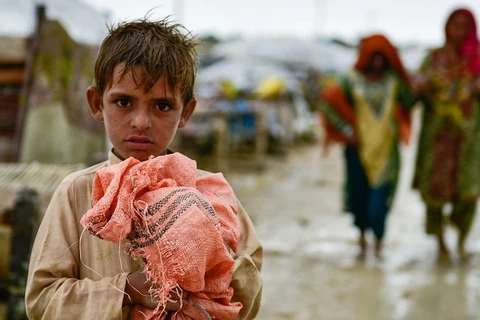 Một đứa trẻ ôm đồ đạc của mình khi các gia đình di chuyển đến những khu vực an toàn hơn sau lũ lụt ở tỉnh Balochistan của Pakistan. (Nguồn: un.org)