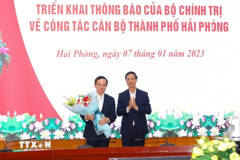 Ông Đỗ Mạnh Hiến tặng hoa chúc mừng Phó Thủ tướng Trần Lưu Quang. (Ảnh: Hoàng Ngọc/TXVN)