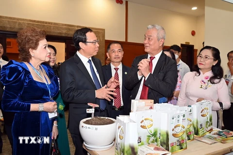 Ông Nguyễn Văn Nên (thứ hai từ trái qua), Ủy viên Bộ Chính trị, Bí thư Thành ủy Thành phố Hồ Chí Minh trao đổi với kiều bào. (Ảnh: Xuân Khu/TTXVN)
