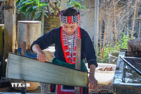 [Photo] Nghề làm giấy bản truyền thống của người Dao ở Hà Giang
