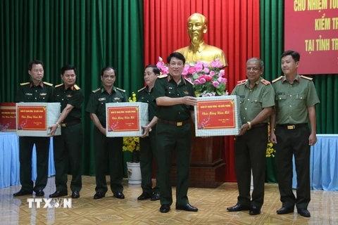 Đại tướng Lương Cường tặng quà Tết cho tập thể Công an tỉnh Trà Vinh. (Ảnh: Thanh Hòa/TTXVN)