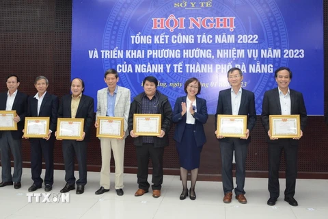 Sở Y tế thành phố Đà Nẵng trao Giấy khen cho các đơn vị, cơ sở y tế có thành tích xuất sắc trong năm 2022. (Ảnh: Văn Dũng/TTXVN)