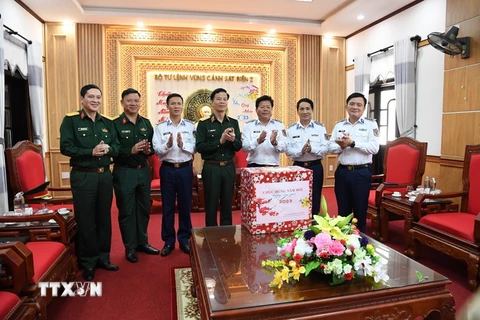 Trung tướng Nguyễn Trọng Bình thăm, chúc tết Bộ Tư lệnh Vùng Cảnh sát biển 2. (Ảnh: Hữu Trung/TTXVN)