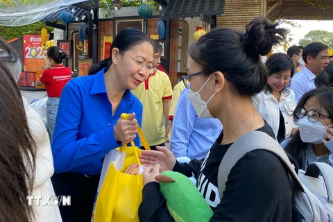 Bí thư Thành Đoàn Thành phố Hồ Chí Minh Phan Thị Thanh Phương trao quà Tết cho sinh viên, người lao động trước giờ lên xe. (Ảnh: Hồng Giang/TTXVN)