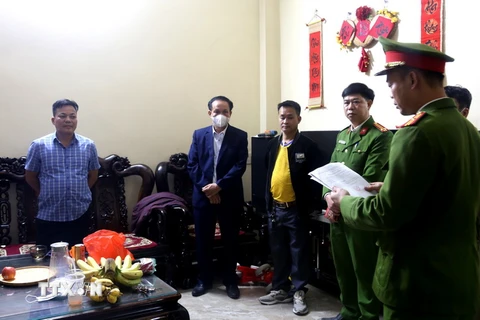 Cơ quan Cảnh sát điều tra đọc lệnh bắt tạm giam đối tượng Nguyễn Văn Thọ. (Ảnh: TTXVN phát)