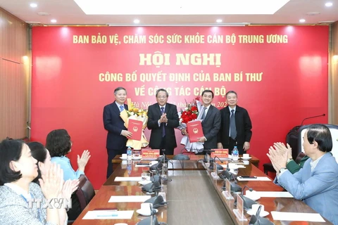 Ông Hoàng Đăng Quang, Ủy viên Trung ương Đảng, Phó Trưởng Ban Tổ chức Trung ương trao quyết định của Ban Bí thư cho các ông Trần Văn Thuấn và Nguyễn Đức Hòa. (Ảnh: Phương Hoa/TTXVN)