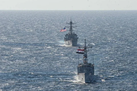Tàu USS Jason Dunham và tàu ENS Alexandria tiến hành diễn tập trong cuộc Diễn tập Hàng hải Quốc tế ở Biển Đỏ vào tháng Hai. (Nguồn: thenationalnews.com)