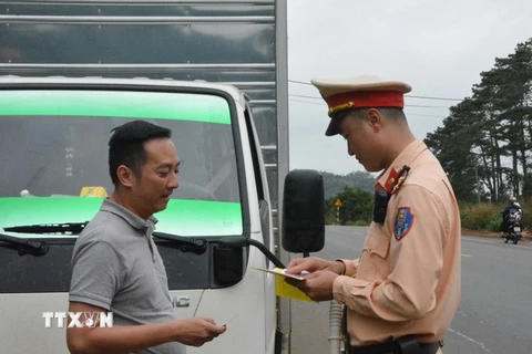 Lực lượng chức năng tỉnh Đắk Lắk kiểm tra hành chính người và phương tiện tham gia giao thông. (Ảnh: Tuấn Anh/TTXVN)