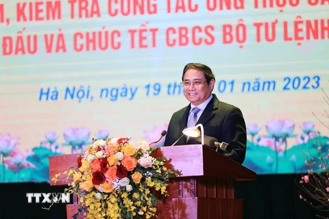Thủ tướng Phạm Minh Chính chúc Tết cán bộ, chiến sỹ Bộ Tư lệnh Cảnh vệ. (Ảnh: Dương Giang/TTXVN)
