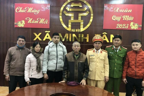 Cụ ông Tô Văn Lục được Cảnh sát giao thông giúp đỡ đưa về nhà trong tới 29 Tết. (Nguồn: báo Giao thông)