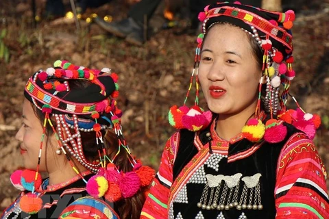 Thiếu nữ người Hà Nhì trong trang phục truyền thống khi đi chơi lễ trong dịp Tết cổ truyền Hồ Sự Chà. (Ảnh: Xuân Tiến/TTXVN)