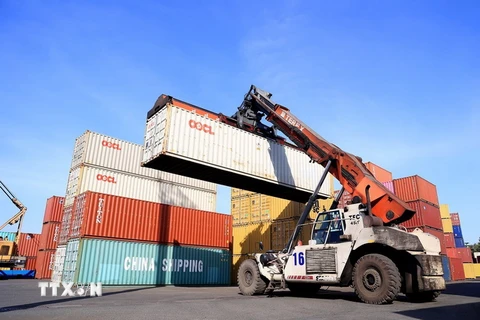 Xếp dỡ container tại Cảng Phước Long ICD. (Ảnh: Hồng Đạt/TTXVN)