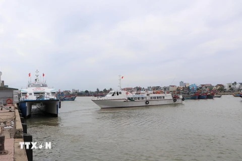 Tàu siêu tốc rời đất liền chở hành khách về đảo Lý Sơn đón Tết. (Ảnh: Đinh Hươn/TTXVN)