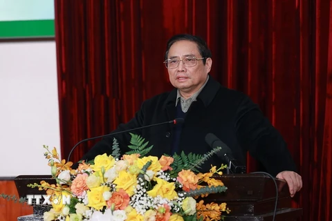 Thủ tướng Phạm Minh Chính động viên, chúc Tết cán bộ, y bác sỹ Bệnh viện Hữu nghị Việt Đức. (Ảnh: Dương Giang/TTXVN)