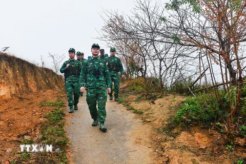 Cán bộ, chiến sỹ Đồn Biên phòng Thàng Tín thực hiện chuyến tuần tra, kiểm soát biên giới vào chiều 30 Tết.(Ảnh: Nam Thái/TTXVN)
